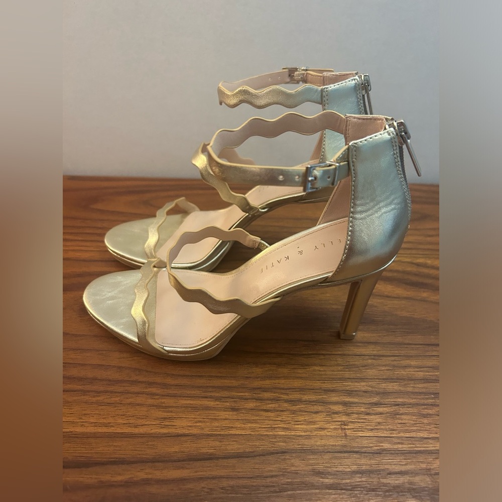 Kelly & Katie “ LITTON” Soft Gold Metallic Heels SIZE 9